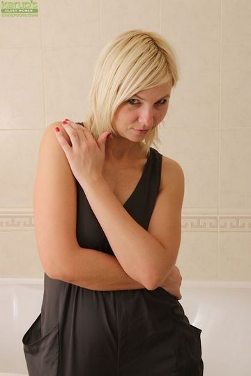 Привлекательная мамаша купается в ванной голышом @ gang.truba-rf.ru