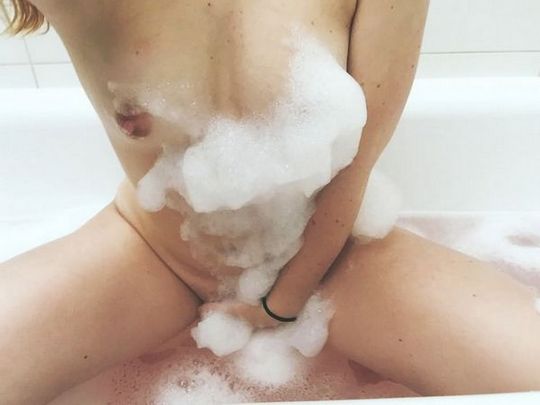 Девушка в ванне пихает в жопу самотык @ gang.truba-rf.ru
